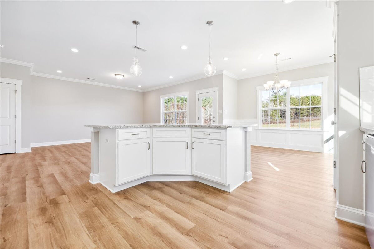 https://assets.windsorhomes.us/img/OWL_lot1_Southport_C_5977_Elk Ridge_Dr_kitchen_3.jpg